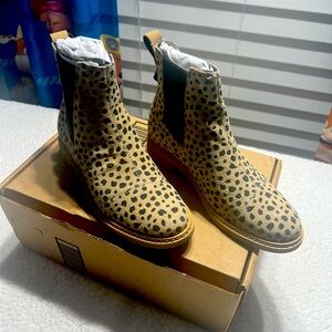 Toms women’s Charlie boot ortho light size 6 1/2 Tiny cheetah print suede